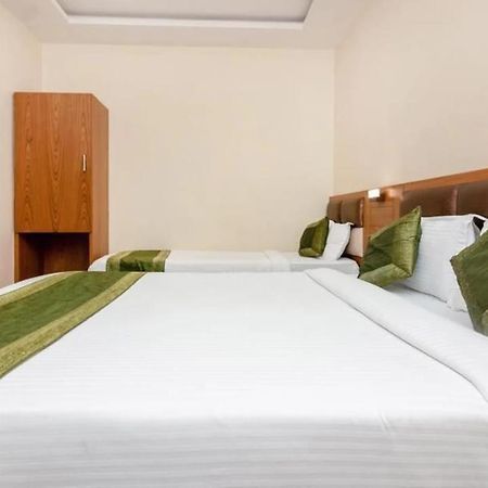 Hotel Volga Plaza Bombay Esterno foto