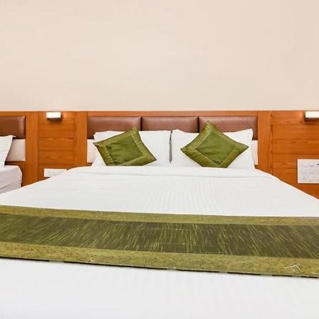 Hotel Volga Plaza Bombay Esterno foto