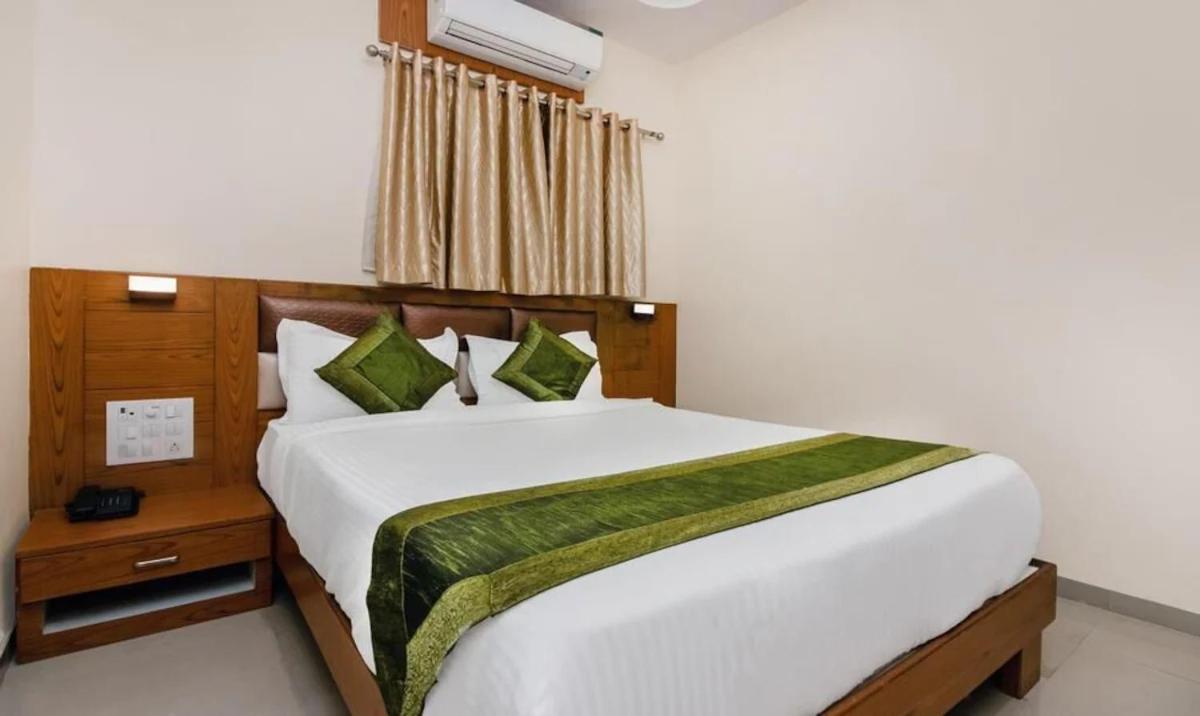 Hotel Volga Plaza Bombay Esterno foto