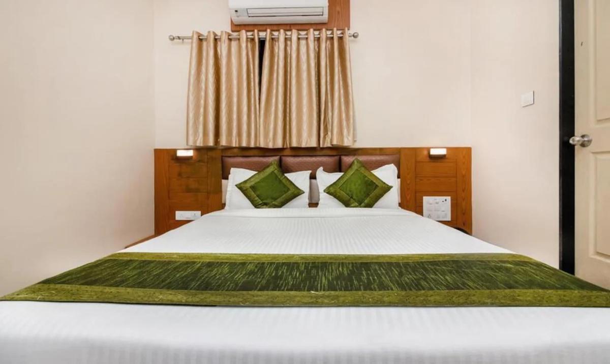 Hotel Volga Plaza Bombay Esterno foto